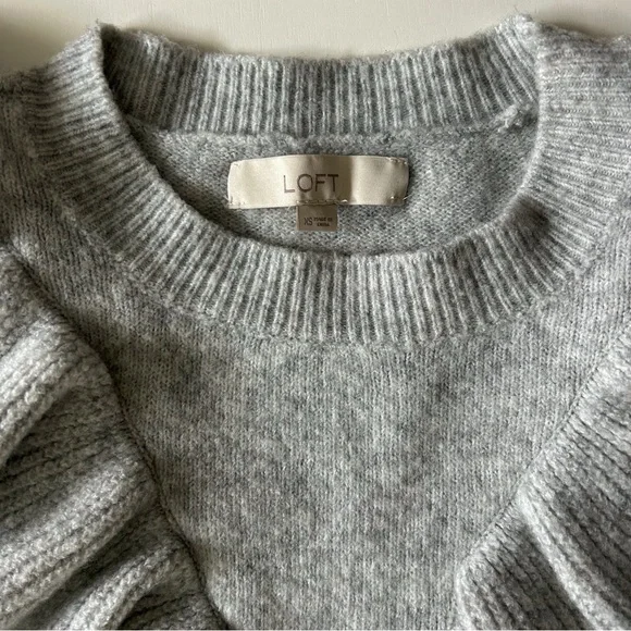 LOFT Gray Ruffle Trim Knit Sweater Puff Sleeves Spring Trend Size XS - Picture 3 of 6